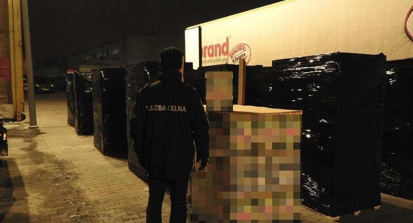 Celnicy z Torunia przechwycili tir z ogromną ilością podrobionego towaru