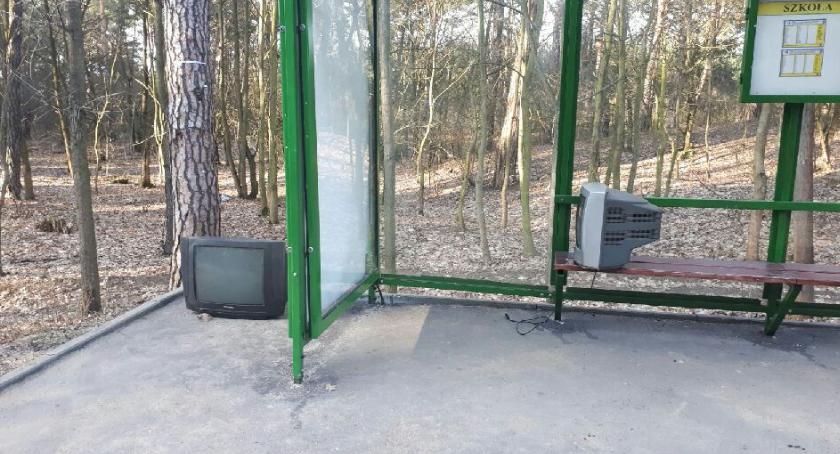 Telewizory na przystanku autobusowym!