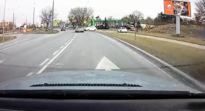 Wypadek w okolicach Placu Skalskiego. Kierowca wymusił pierwszeństwo przejazdu [WIDEO]