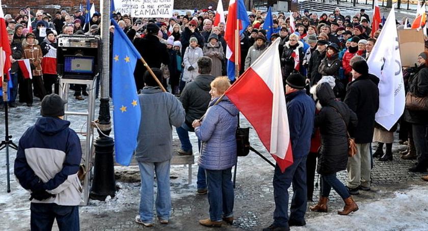 Po pijaku deptał i opluł flagę na marszu KOD w Toruniu. Znamy wyrok sądu