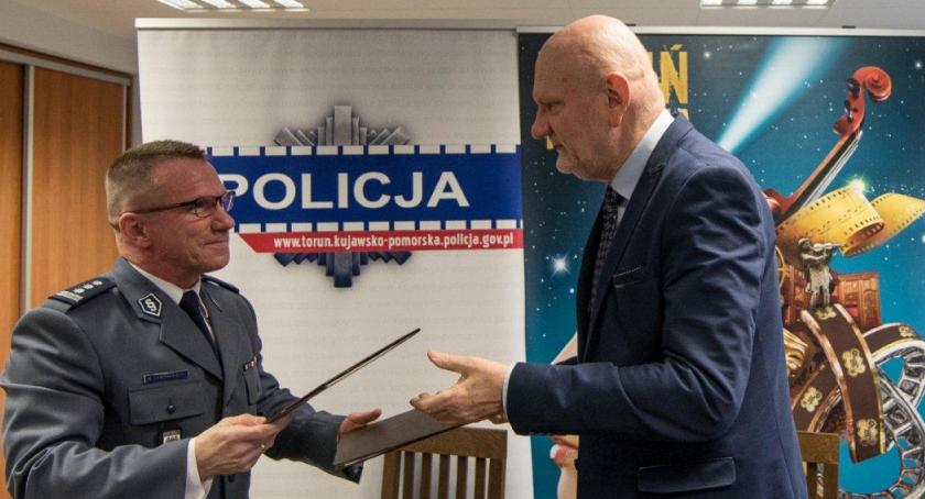 Zaleski przekazał policjantom prawie 700 tysięcy złotych. Na co pójdą pieniądze? [WIDEO]