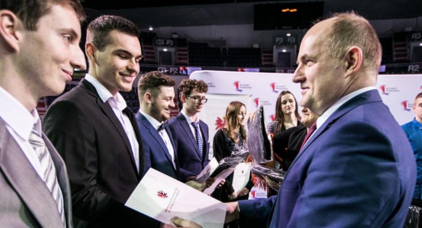 Piotr Całbecki wręczył stypendia 622 prymusom