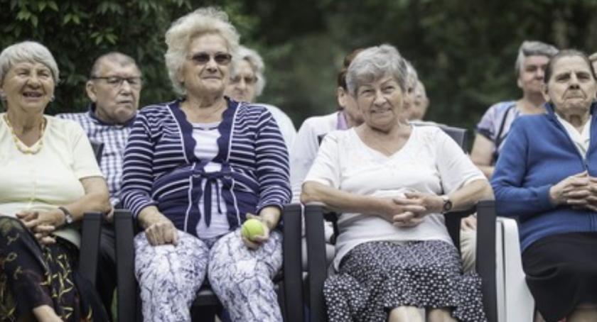 Sprawdzony pomysł z zachodu także u nas! Seniorzy otrzymają „bransoletki zdrowia”