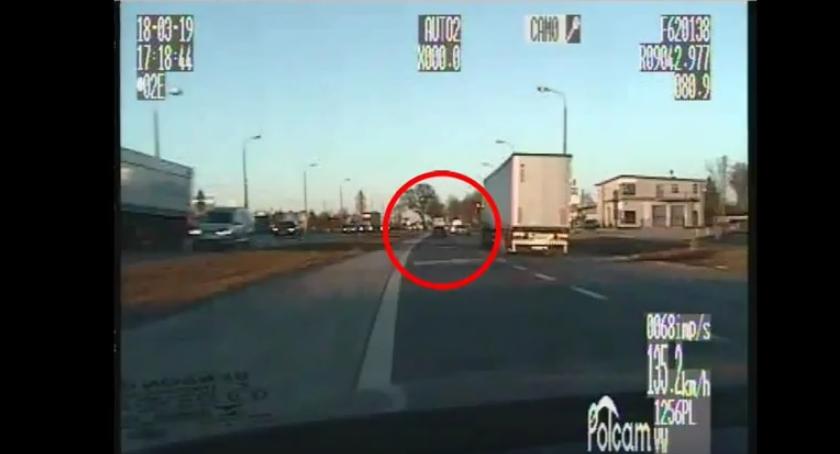 Pościg za 18-letnim kierowcą. W aucie miał kastet i drewnianą pałkę! [WIDEO]