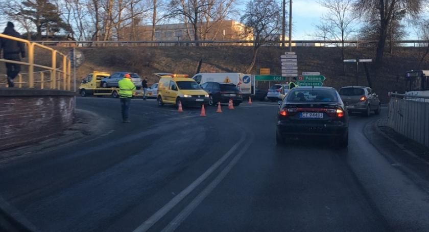 Kolizja przy wiadukcie na Armii Krajowej [FOTO]