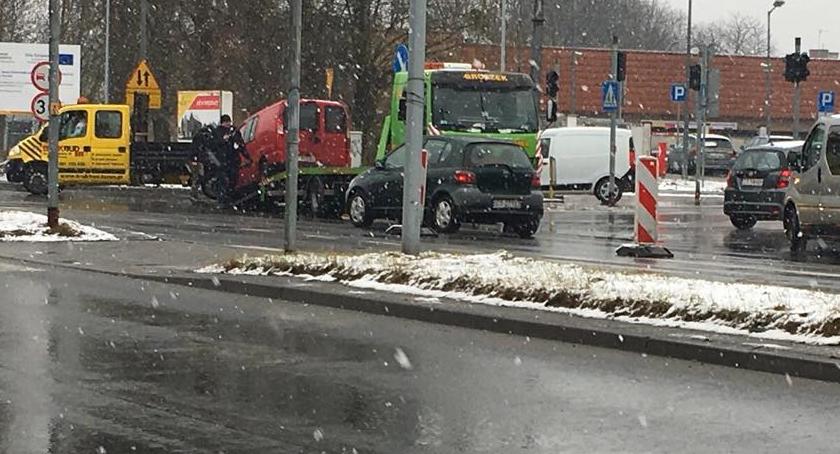 Uwaga! Wypadek na rondzie w Toruniu [FOTO]