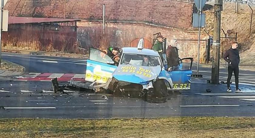 Taksówka zderzyła się z autokarem. Duże utrudnienia w Toruniu [FOTO]