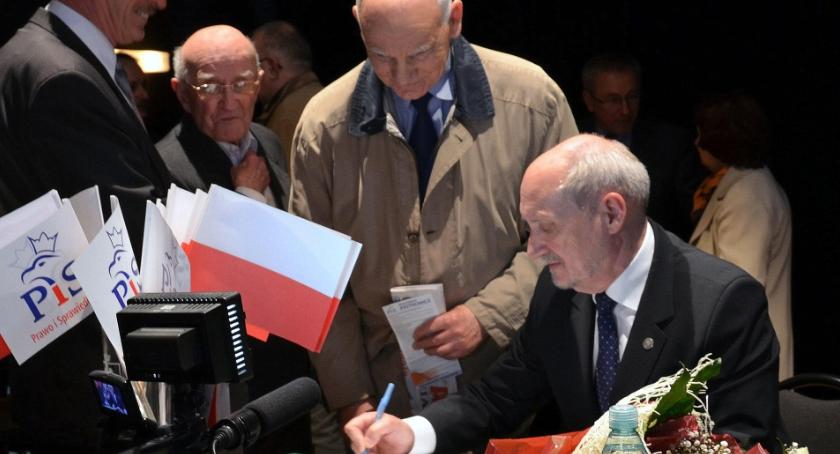 Macierewicz przyjedzie do Torunia tuż przed rocznicą katastrofy smoleńskiej. Dlaczego?