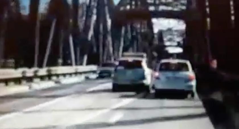 Niebezpieczna jazda taksówkarza na starym moście w Toruniu [WIDEO]