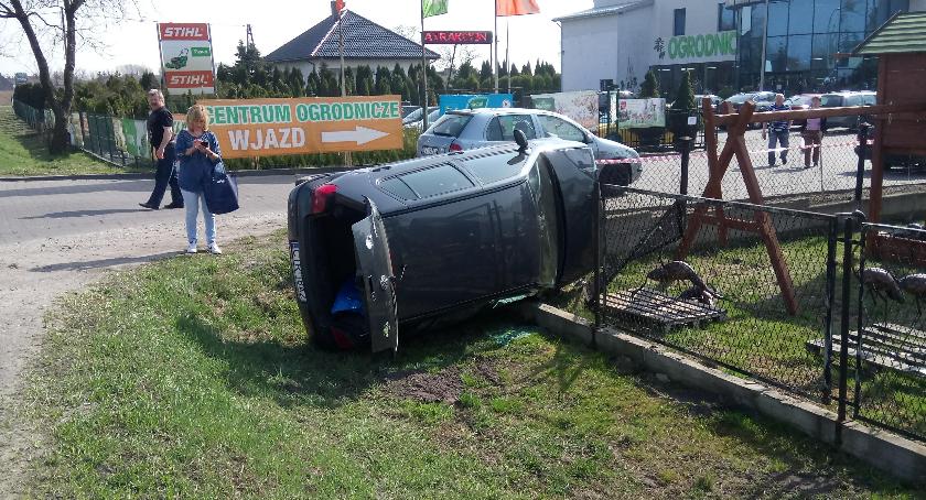 Samochód wjechał w ogrodzenie. Utrudnienia pod Toruniem [FOTO]