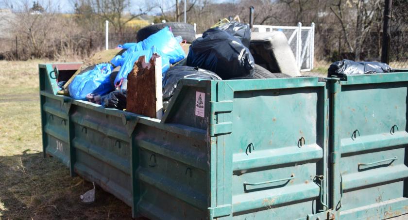 Góra śmieci po sprzątaniu Doliny Drwęcy. Co znaleźli uczestnicy akcji? [FOTO]
