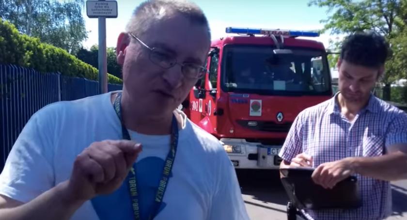 Próbował spalić kukłę Rydzyka przed Radiem Maryja. Zajmie się nim prokuratura? [WIDEO]