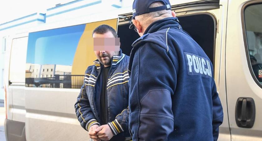 Mężczyzna dostał nagrodę za pomoc w schwytaniu oprawcy psa Fijo