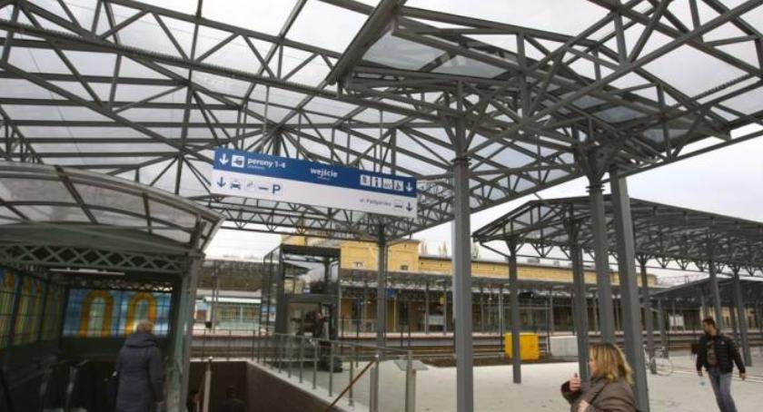 Dramatyczne sceny przed Dworcem Toruń Główny. Jedna osoba w szpitalu