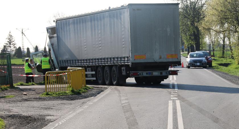 Tragiczny wypadek. Rowerzysta wjechał pod tira [FOTO]