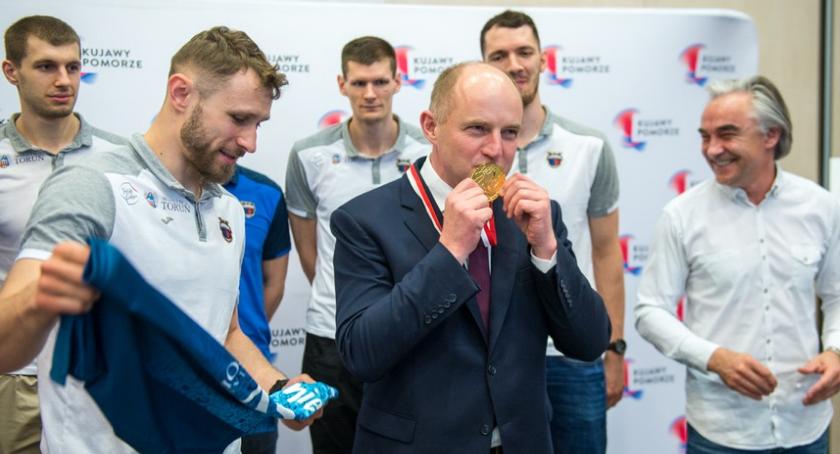 Marszałek nagrodził finansowo koszykarzy i koszykarki 