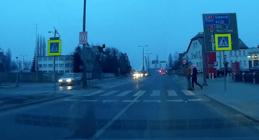 Feralne przejście dla pieszych. Czy w tym miejscu powinna stanąć sygnalizacja świetlna? [WIDEO]