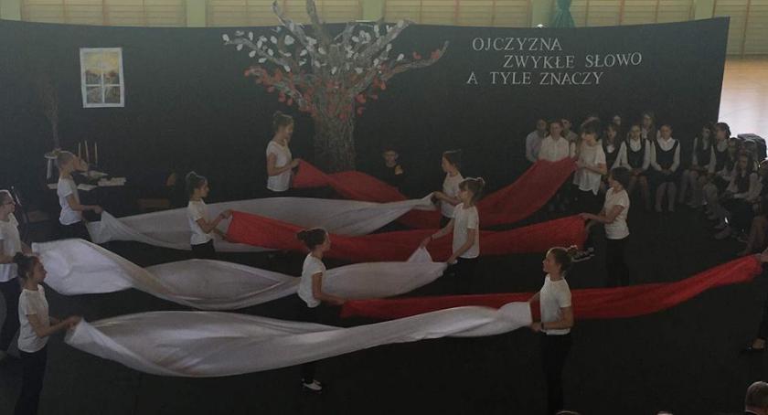 Tak uczniowie z Grębocina tańczyli z flagami [FOTO]