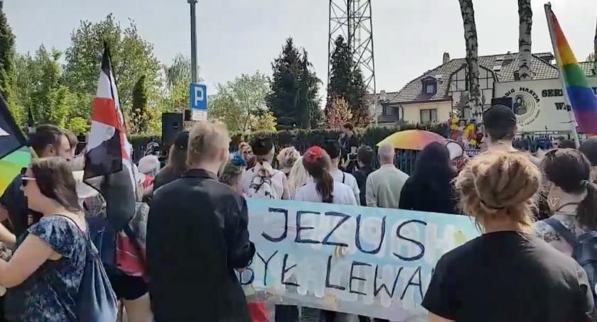 „Precz z Rydzykiem! Obłudnikiem!” Przez Toruń przeszedł nietypowy marsz