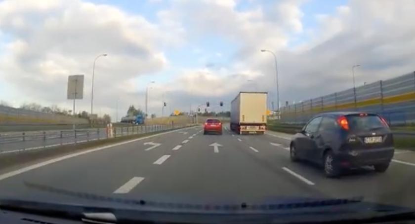 Nietypowy manewr kierowcy. Zaczął wyprzedzać... poboczem [WIDEO]