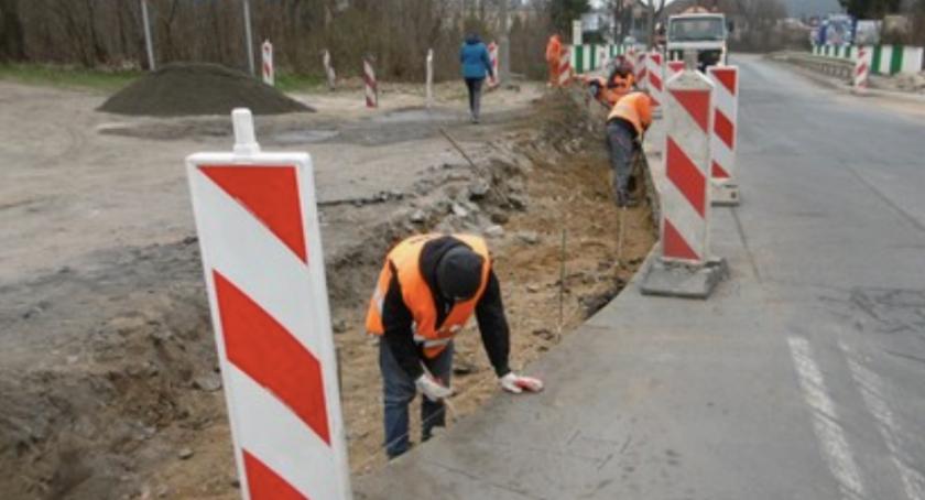 Rozpoczynają się kolejne inwestycje na drogach w regionie [SZCZEGÓŁY]