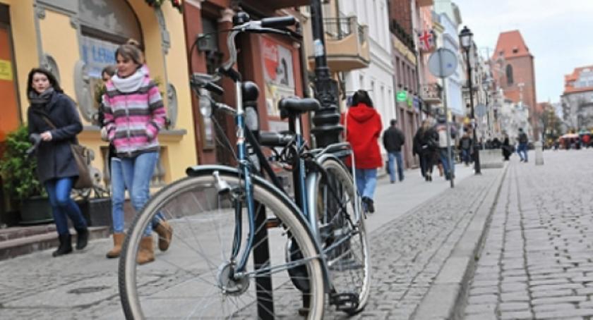 Kierowcy na starówce lekceważą rowerzystów? „Ta sytuacja przelała czarę goryczy” - pisze czytelnik