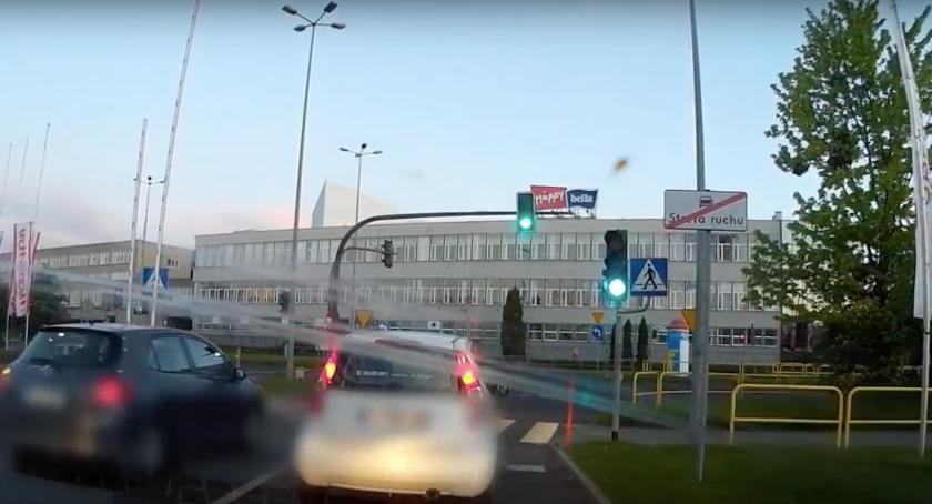 O krok od wypadku na Żółkiewskiego. Kierowca przejechał na czerwonym świetle [WIDEO]