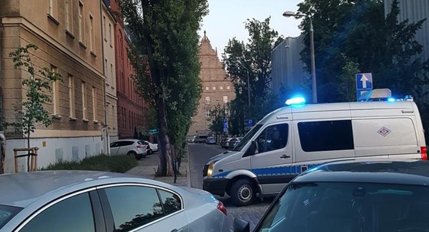 Dużo policji, zablokowana droga. Kibole stanęli przed sądem [FOTO]