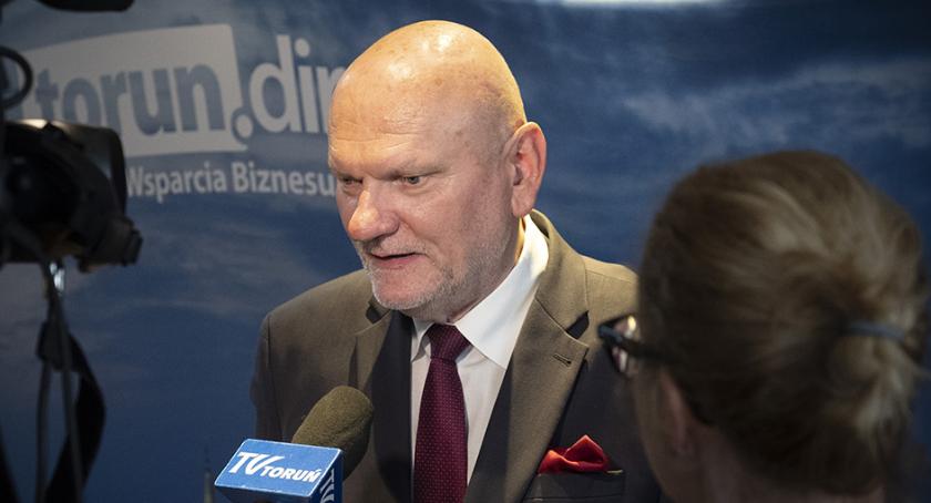 Michał Zaleski pokazał swój portfel. Ile zarabia prezydent Torunia?