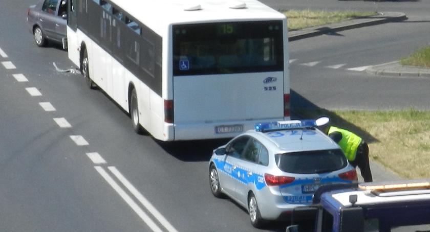 Autobus zderzył się z samochodem osobowym. Pasażerowie w szpitalu [FOTO]