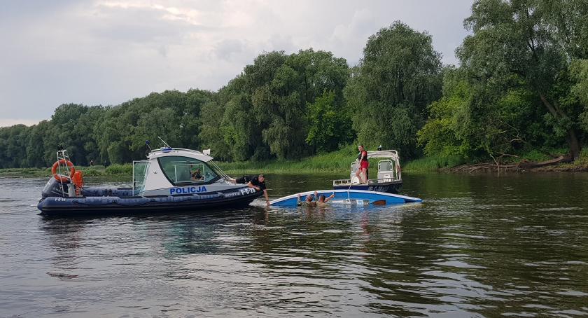 Pogoda zaskoczyła żeglarzy. 15 osób znalazło się w wodzie! [FOTO]