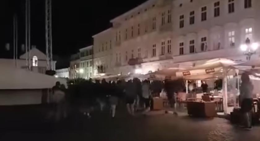 Grupa kiboli zdemolowała Rynek. W ustawce uczestniczyli pseudokibice Elany