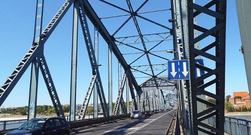 Mężczyzna skoczył z toruńskiego mostu. Trwa akcja ratunkowa [PILNE]
