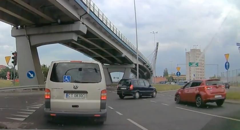Groźna kolizja w okolicach nowego mostu drogowego w Toruniu [WIDEO]