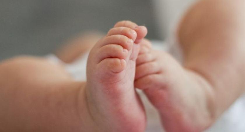 Siniaki od zabawek? Matka podejrzana o znęcanie się nad niemowlakiem