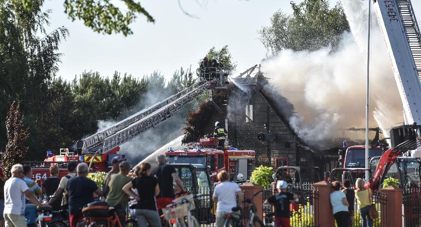 Kilkadziesiąt zastępów straży pożarnej w akcji. Tak płonęła słynna karczma Siwy Dym [FOTO]