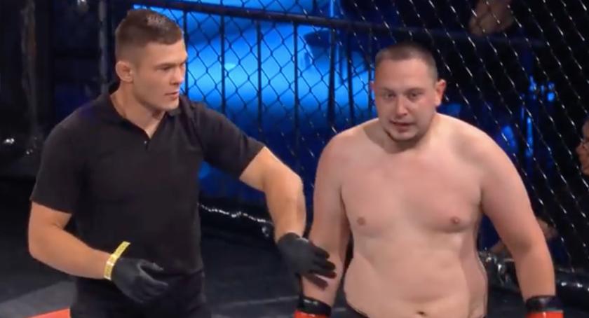 Kontrowersyjny YouTuber z Torunia zadebiutował w klatce MMA [WIDEO]