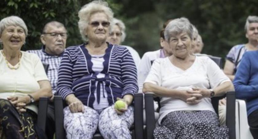 Samotni seniorzy będą bezpieczni dzięki teleopiece domowej