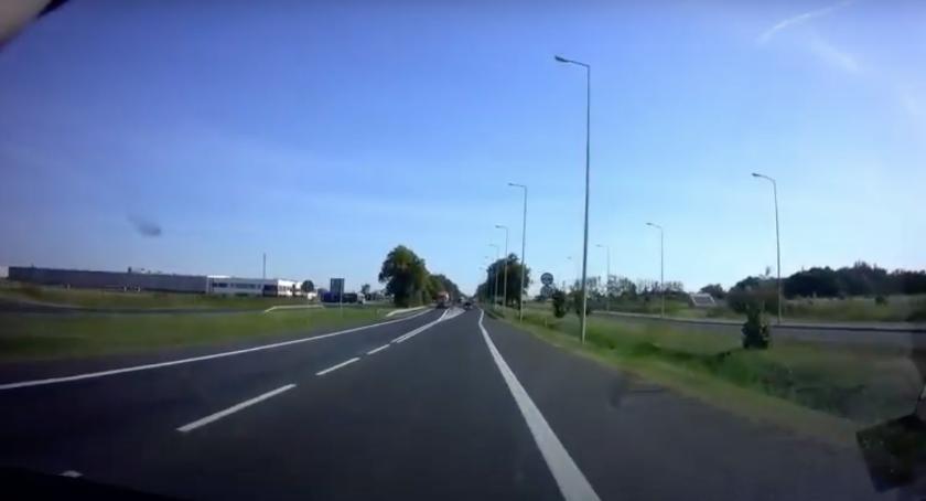 Bardzo niebezpieczna sytuacja na drodze pod Toruniem [WIDEO]