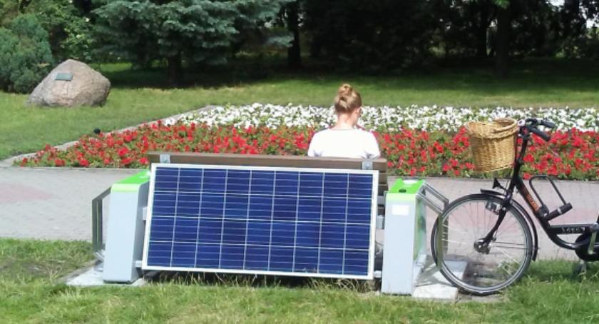 W Toruniu pojawiła się ławka solarna za 18 tysięcy złotych. Jak działa? [FOTO]