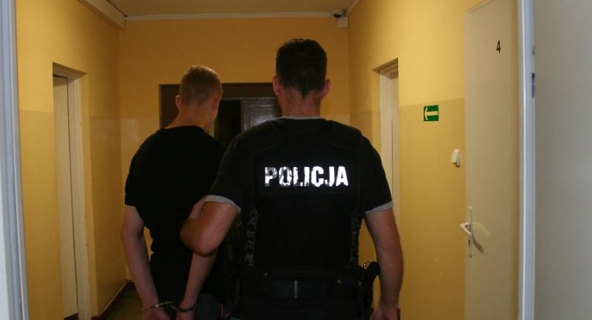 18-letni podpalacz samochodów z Torunia usłyszał trzy zarzuty [FOTO]