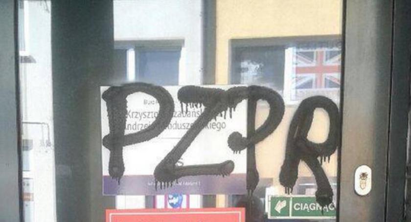 Znani dziennikarze umieścili napis „PZPR” na biurze toruńskiego posła
