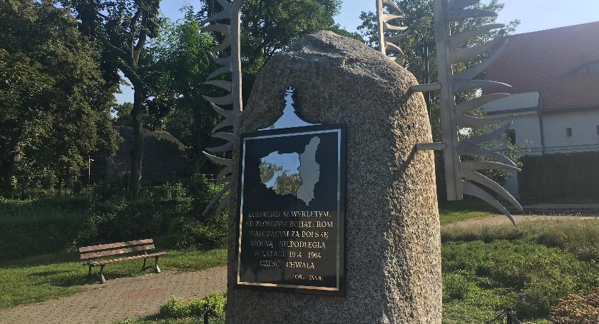 Wandal zniszczył toruński pomnik żołnierzy wyklętych [FOTO]