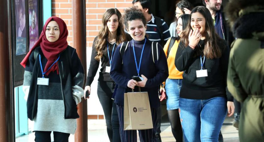 Uniwersytet Mikołaja Kopernika zapłaci zagranicznym studentom za naukę