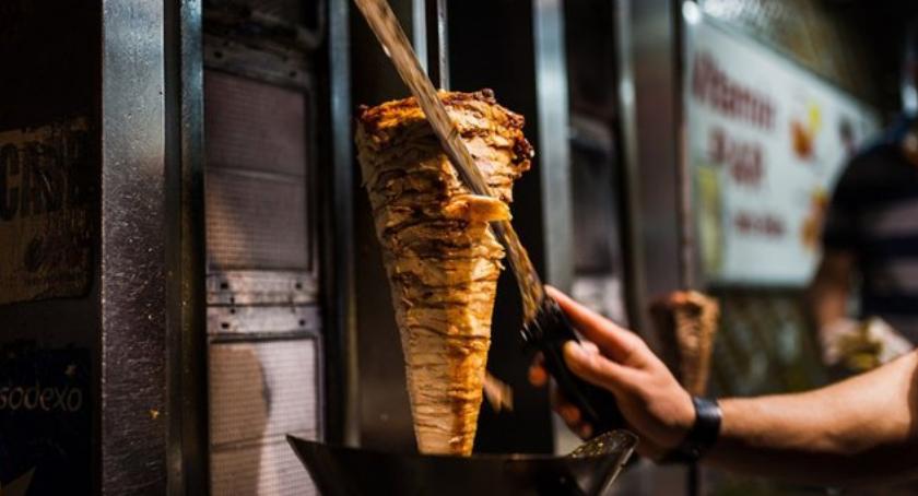 Rasistowski atak trzech mężczyzn na cudzoziemców w toruńskim kebabie