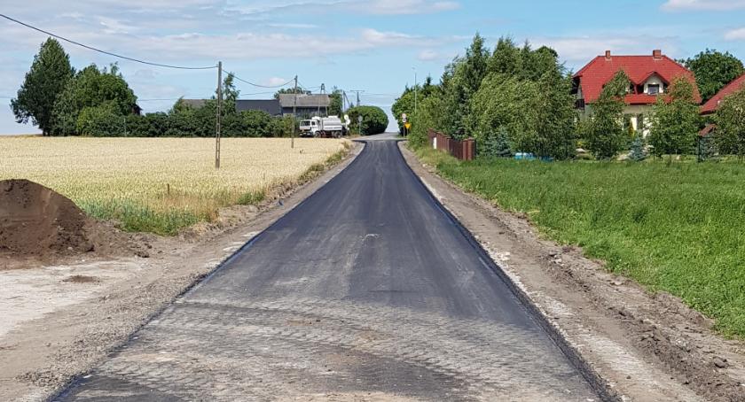 Trwa modernizacja dróg pod Toruniem. Za kilka dni zakończy się remont 8 odcinków [FOTO]