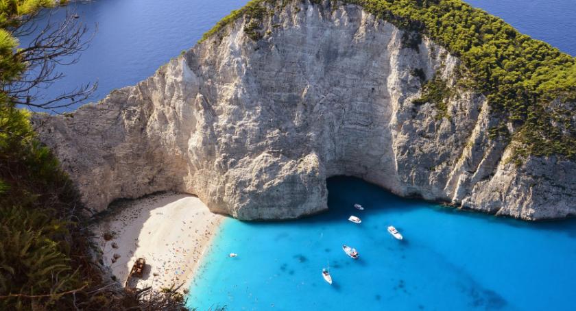 Wakacje z błękitnymi lagunami i białymi skałami wokół? Czas na Zakynthos