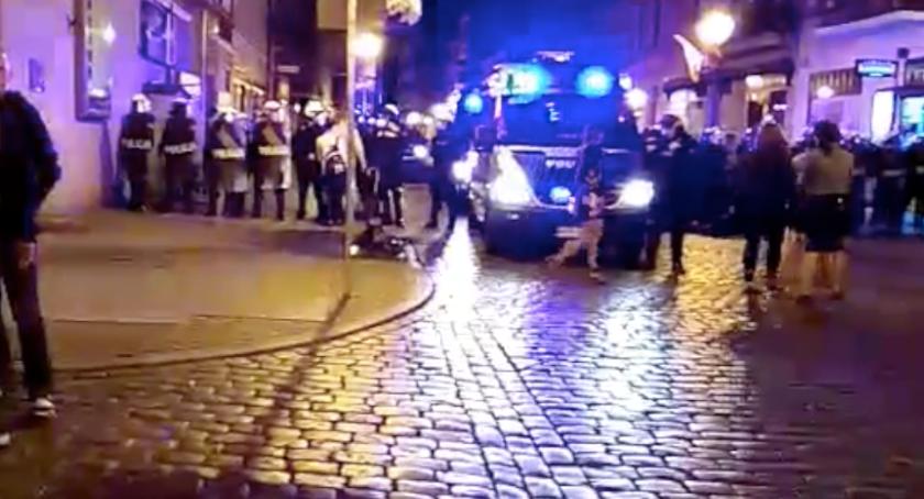 Ogromne zamieszanie na starówce. Czy doszło do kolejnego ataku rasistowskiego? [WIDEO]