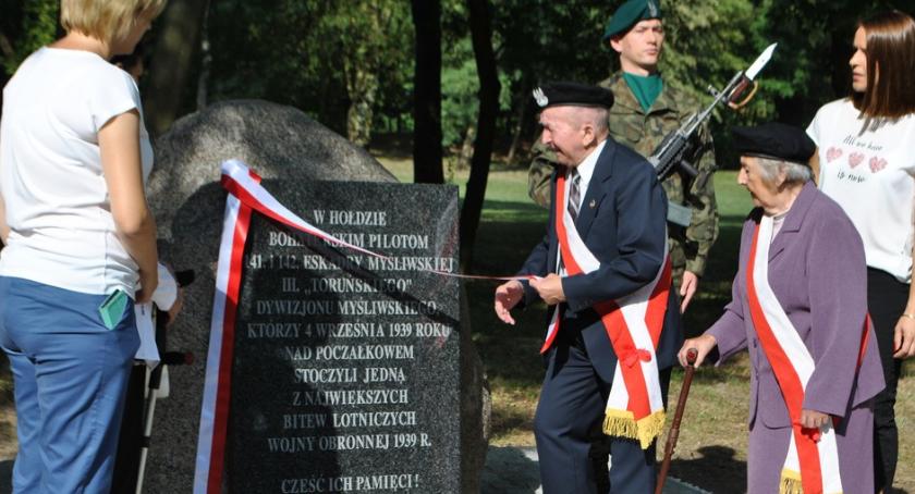 Pod Toruniem odsłonięto tablicę pamiątkową poświęconą pilotom z II wojny światowej [FOTO]