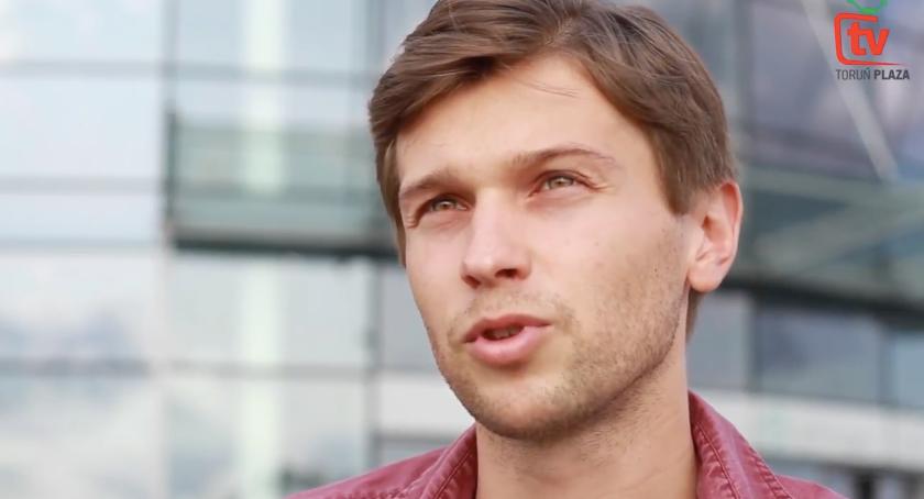 Oto wyjątkowy torunianin, który postanowił pomagać w Azerbejdżanie [WIDEO]
